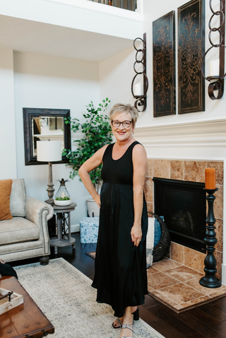 Sculpted Lines Midi Dress - Black